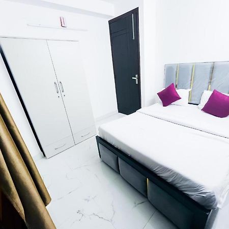 Hotel 24By7 New Delhi Buitenkant foto