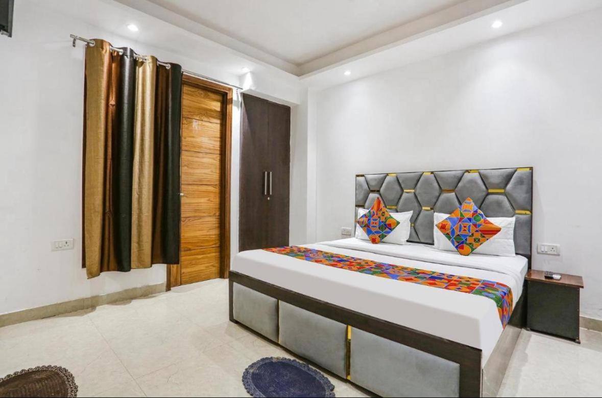 Hotel 24By7 New Delhi Buitenkant foto