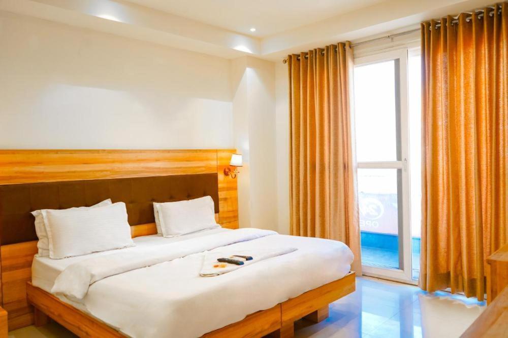 Hotel 24By7 New Delhi Buitenkant foto