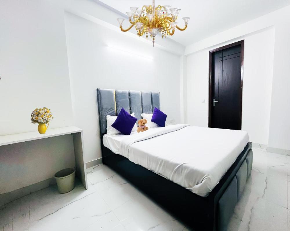 Hotel 24By7 New Delhi Buitenkant foto