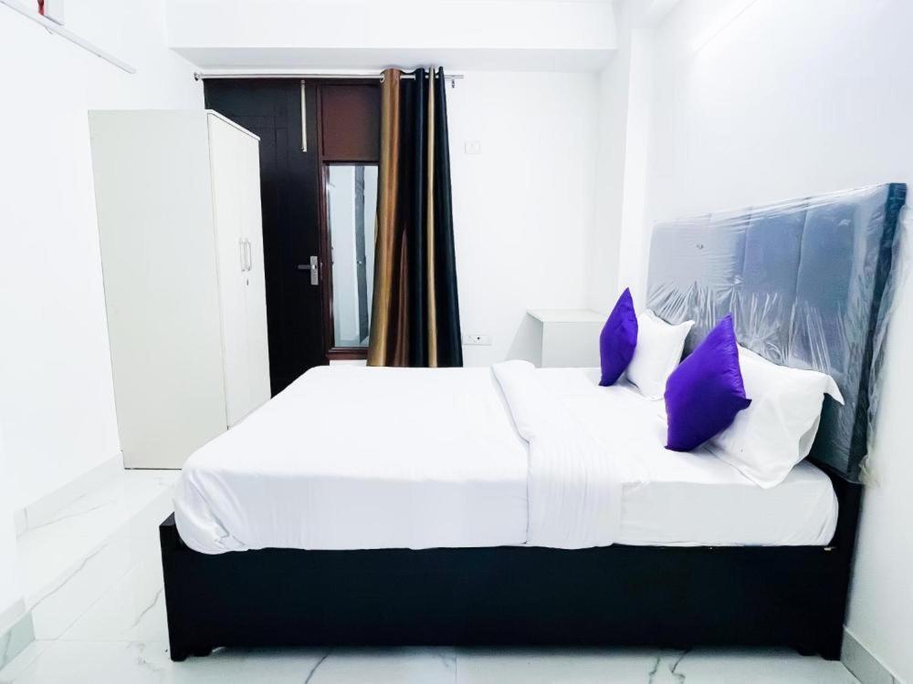 Hotel 24By7 New Delhi Buitenkant foto