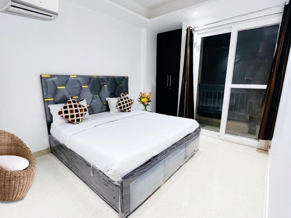 Hotel 24By7 New Delhi Buitenkant foto