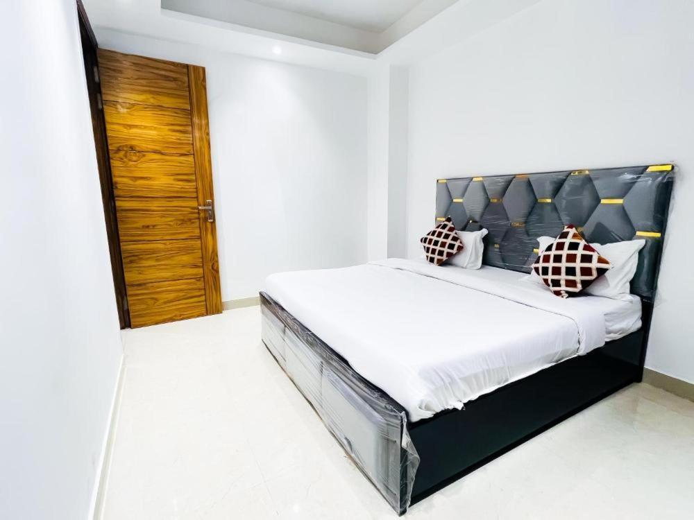 Hotel 24By7 New Delhi Buitenkant foto
