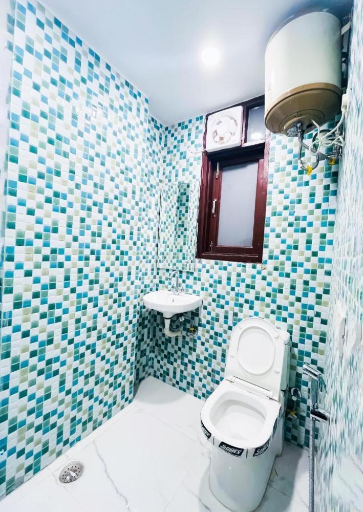 Hotel 24By7 New Delhi Buitenkant foto